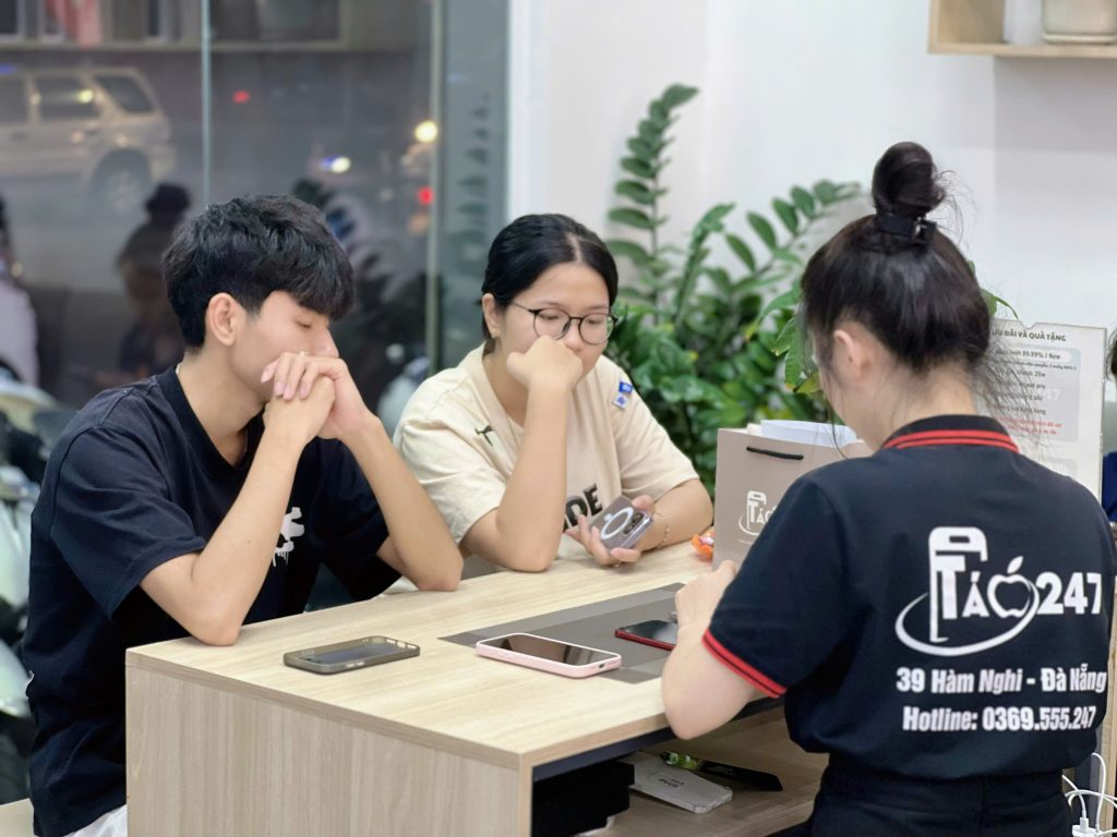 Khách hàng mua iPhone 14 cũ tại Táo 247 Đà Nẵng được tư vấn tận tình
