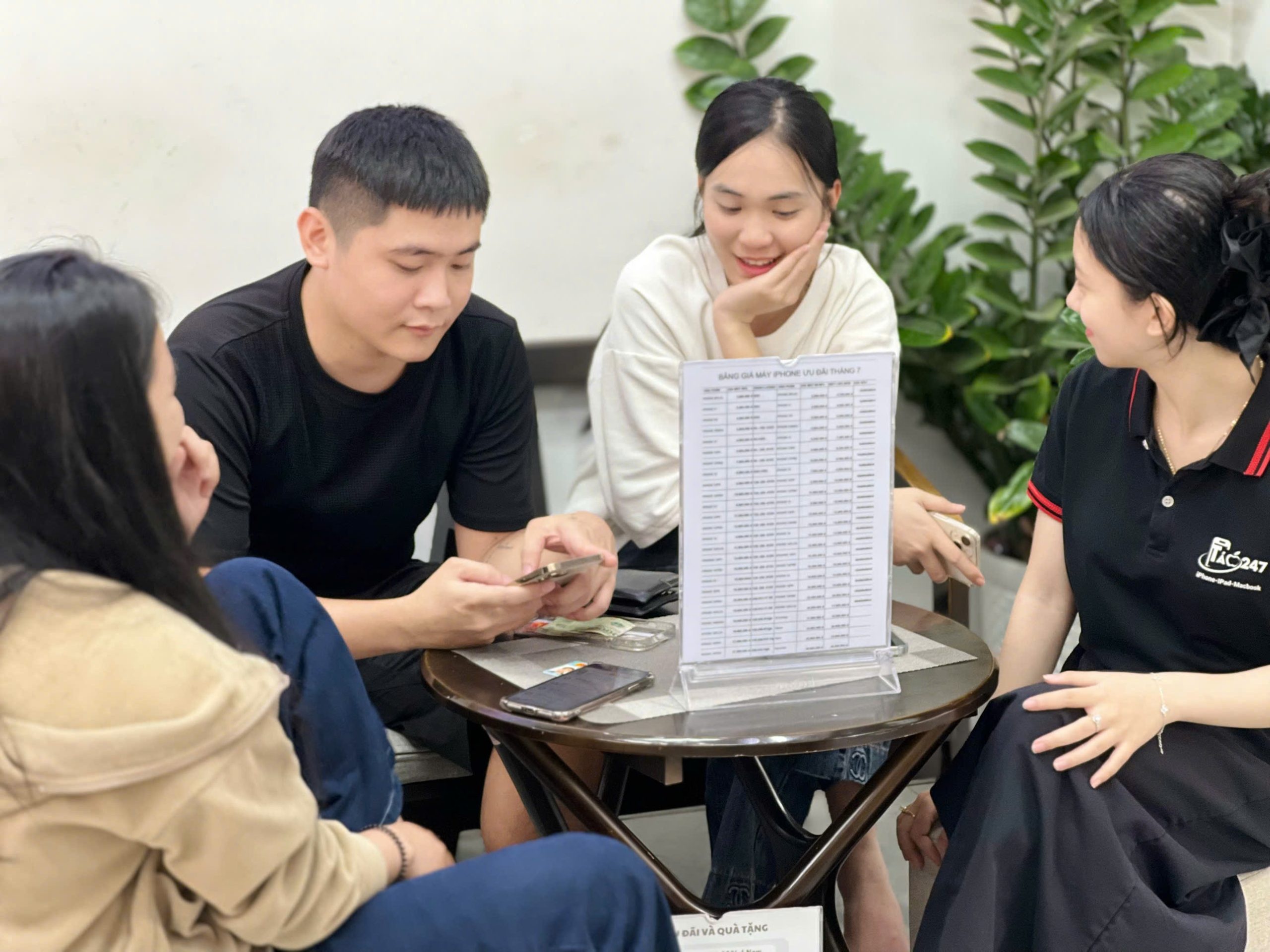 Tư vấn iPhone cũ giá rẻ tại cửa hàng Táo 247 Đà Nẵng