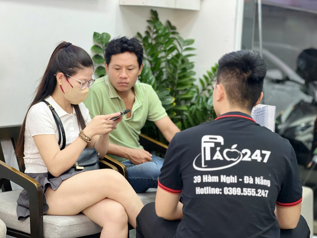 Khách hàng hài lòng khi mua iPhone cũ giá rẻ tại cửa hàng Táo 247 Đà Nẵng