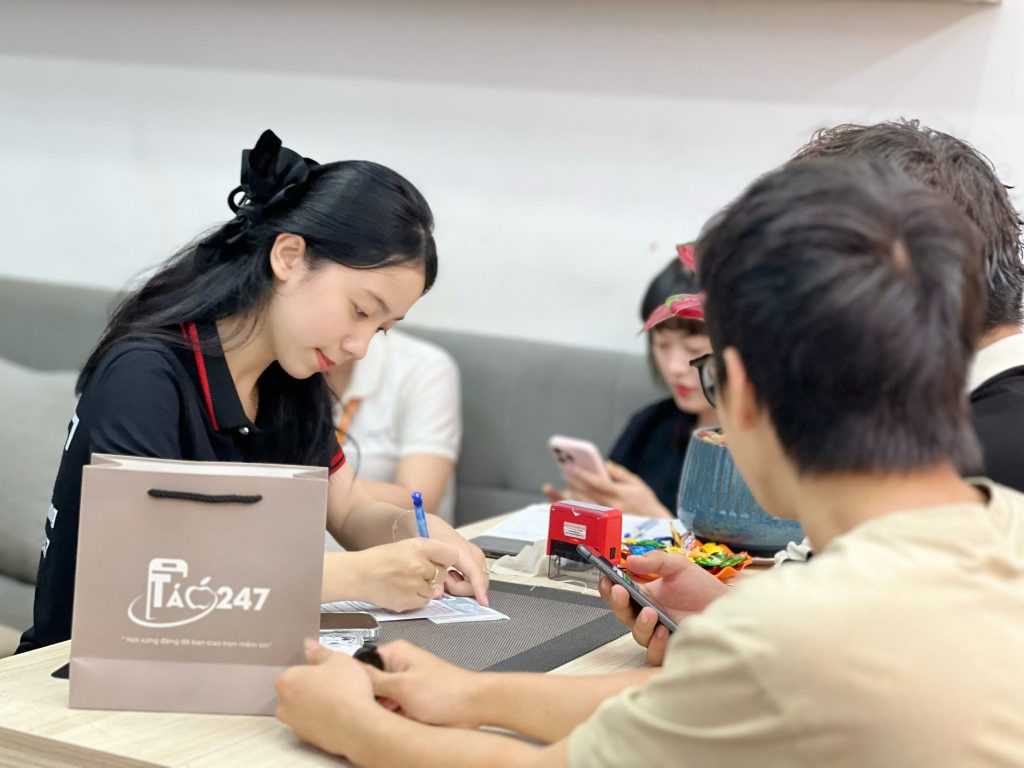 Nhân viên Táo 247 hỗ trợ khách hàng mua iPhone 14 cũ tại Đà Nẵng