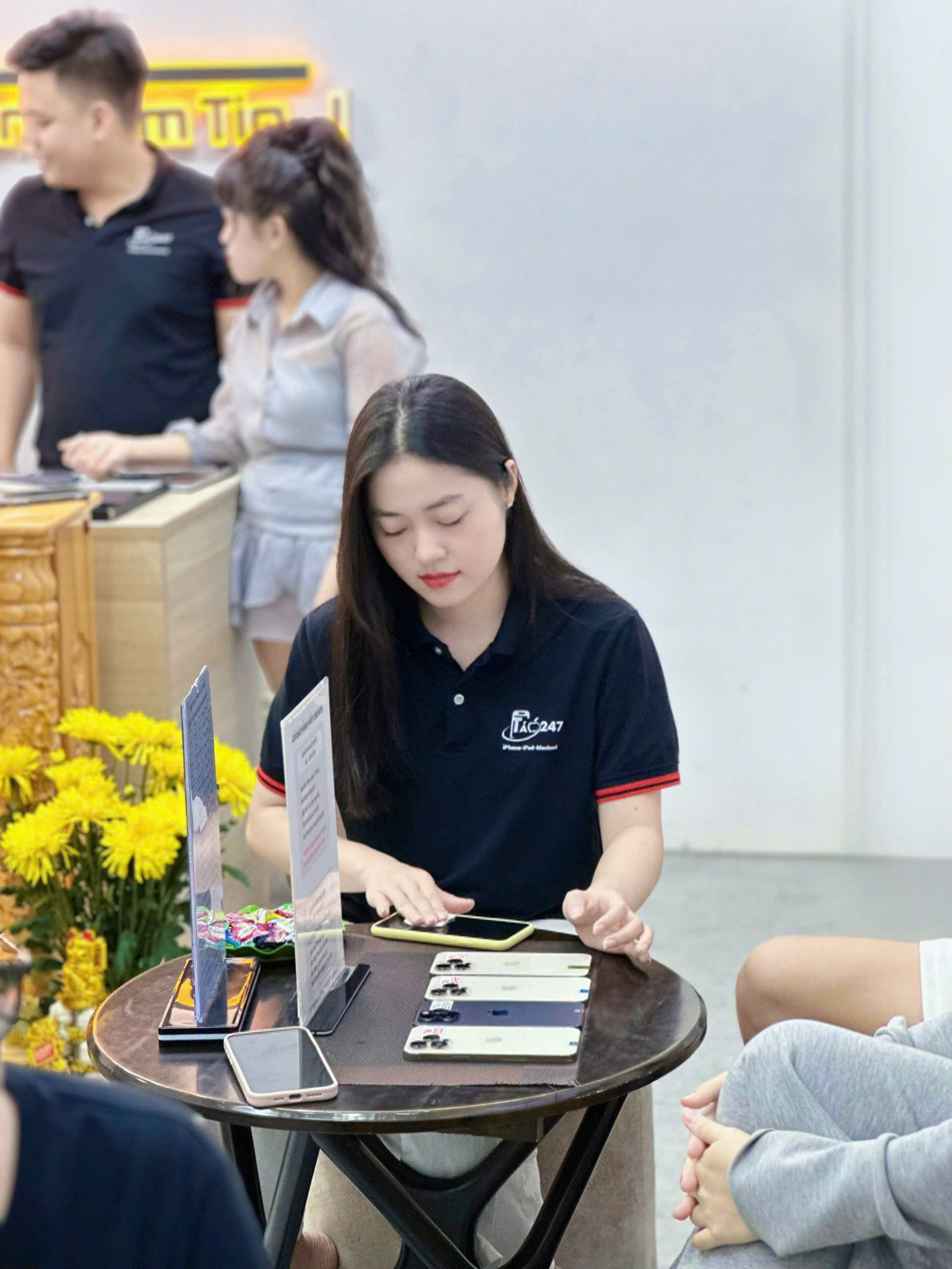 Khách hàng mua iPhone 14 cũ giá rẻ tại Táo 247 Đà Nẵng