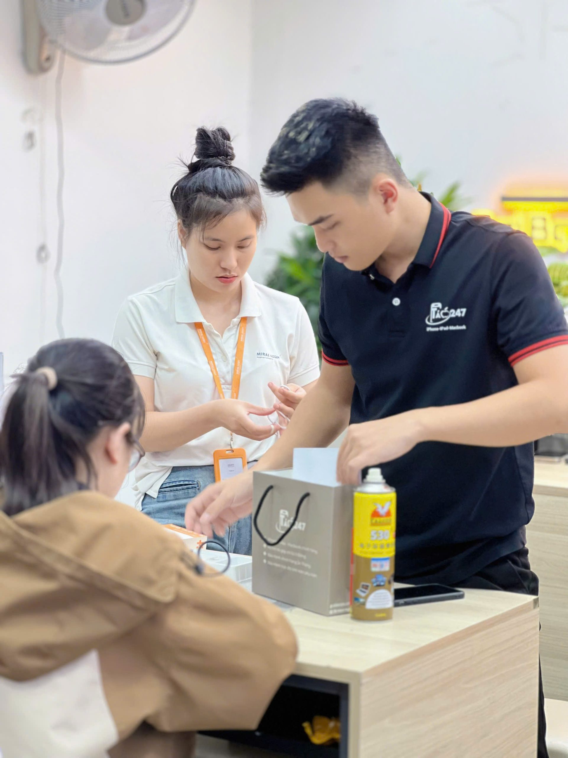 Nhân viên Táo 247 tư vấn iPhone cũ giá rẻ cho khách hàng tại cửa hàng Đà Nẵng – máy zin, giá tốt, phục vụ tận tình