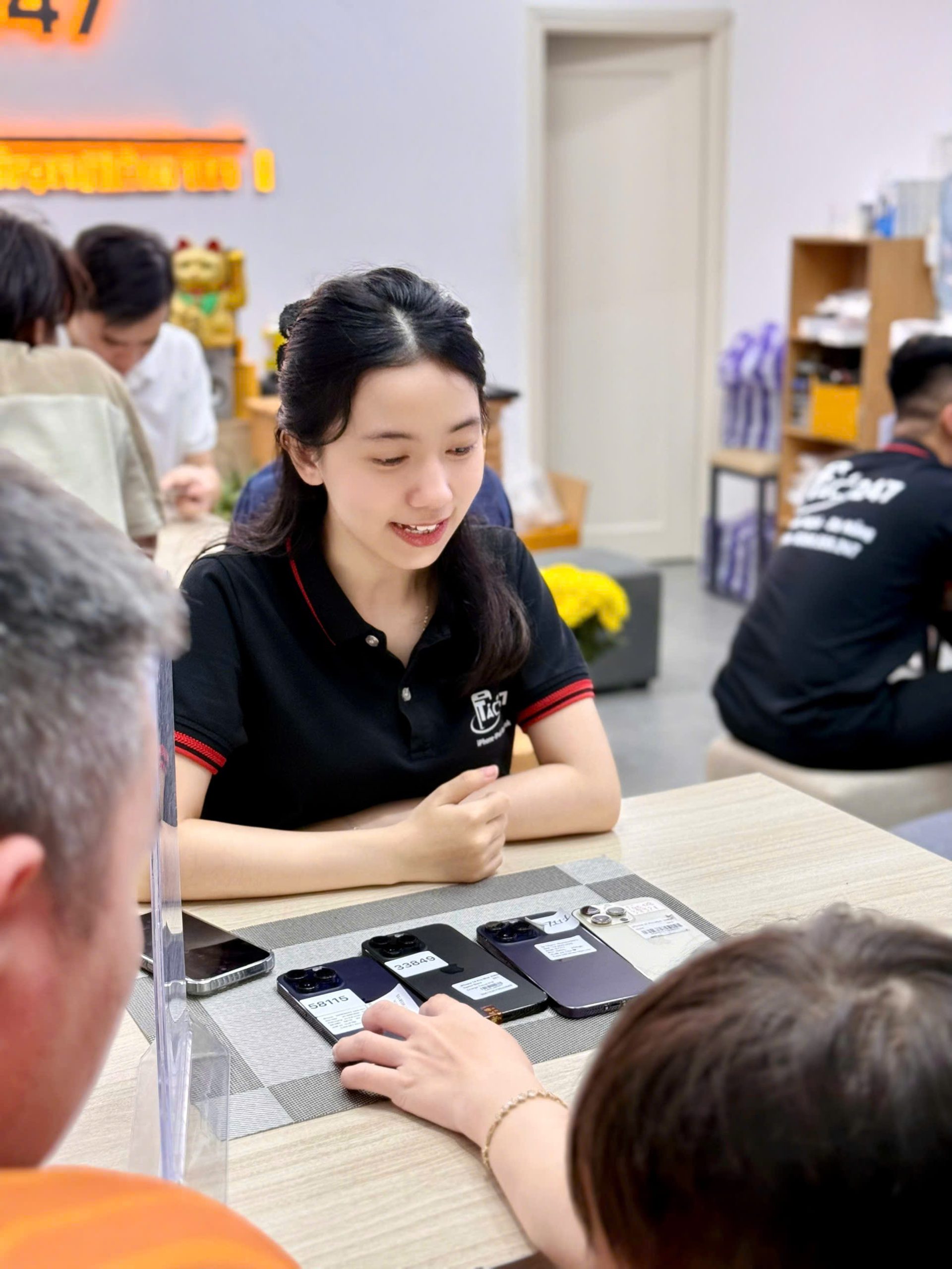 Khách hàng trải nghiệm mua iPhone cũ giá rẻ tại cửa hàng Táo 247 Đà Nẵng