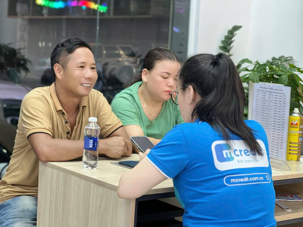 Khách hàng mua iPhone 14 cũ Đà Nẵng tại cửa hàng Táo 247 được tư vấn tận tình