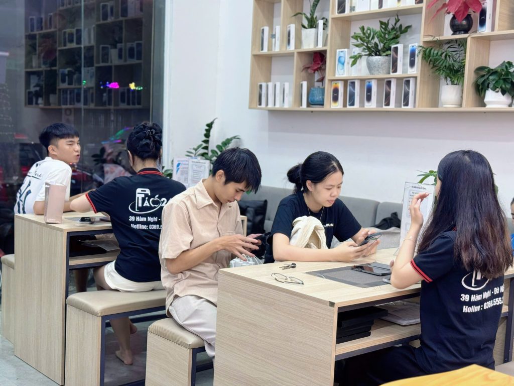 Sinh viên mua iPhone cũ tại cửa hàng Táo 247 Đà Nẵng vào buổi tối