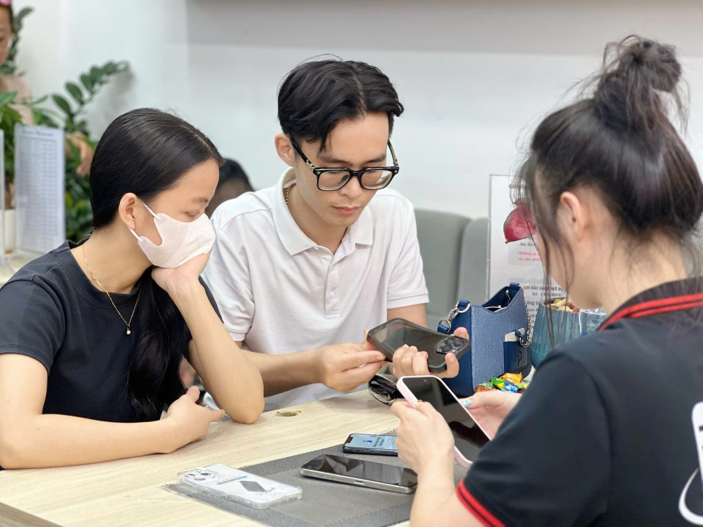 Khách hàng kiểm tra iPhone cũ trước khi mua tại Táo 247 Đà Nẵng
