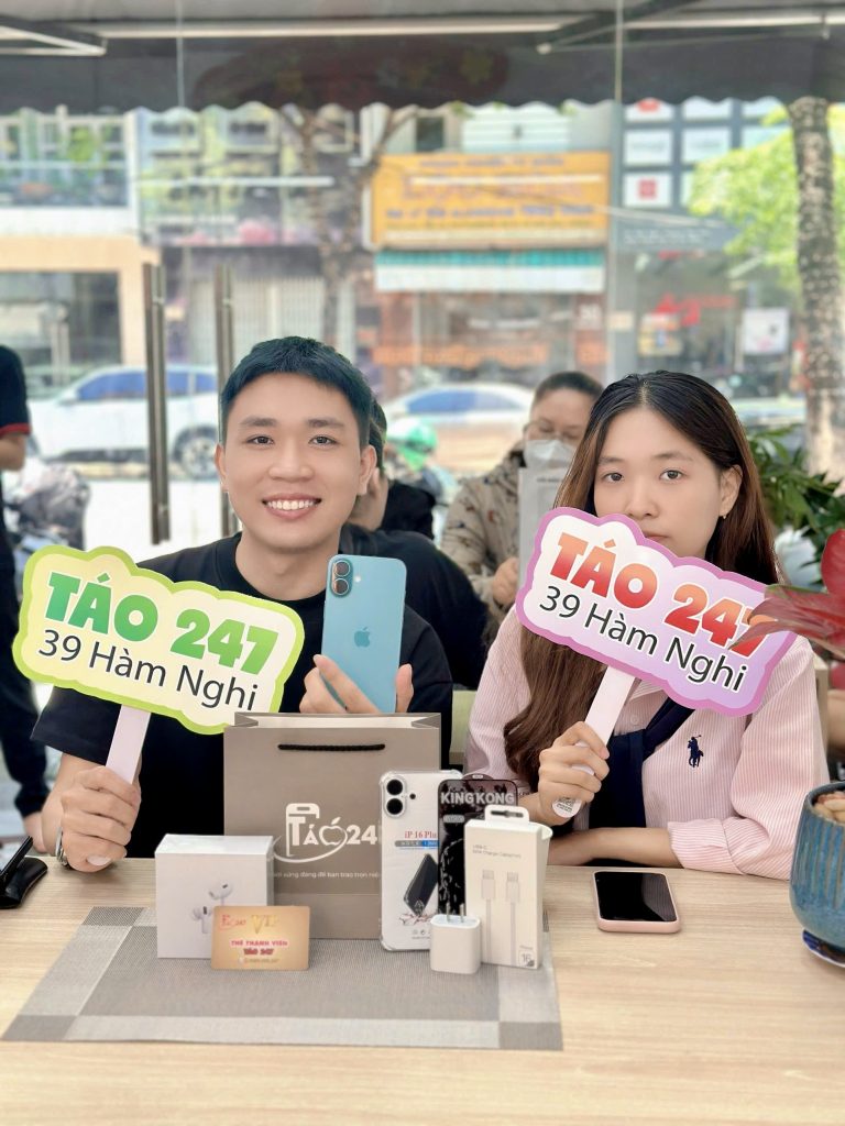Khách hàng mua iPhone cũ tại Táo 247 cơ sở 39 Hàm Nghi Đà Nẵng
