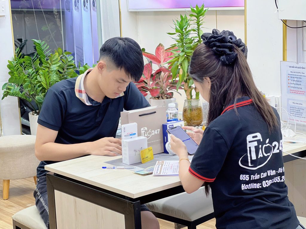 Nhân viên Táo 247 tư vấn iPhone fullbox cũ cho khách hàng tại Đà Nẵng