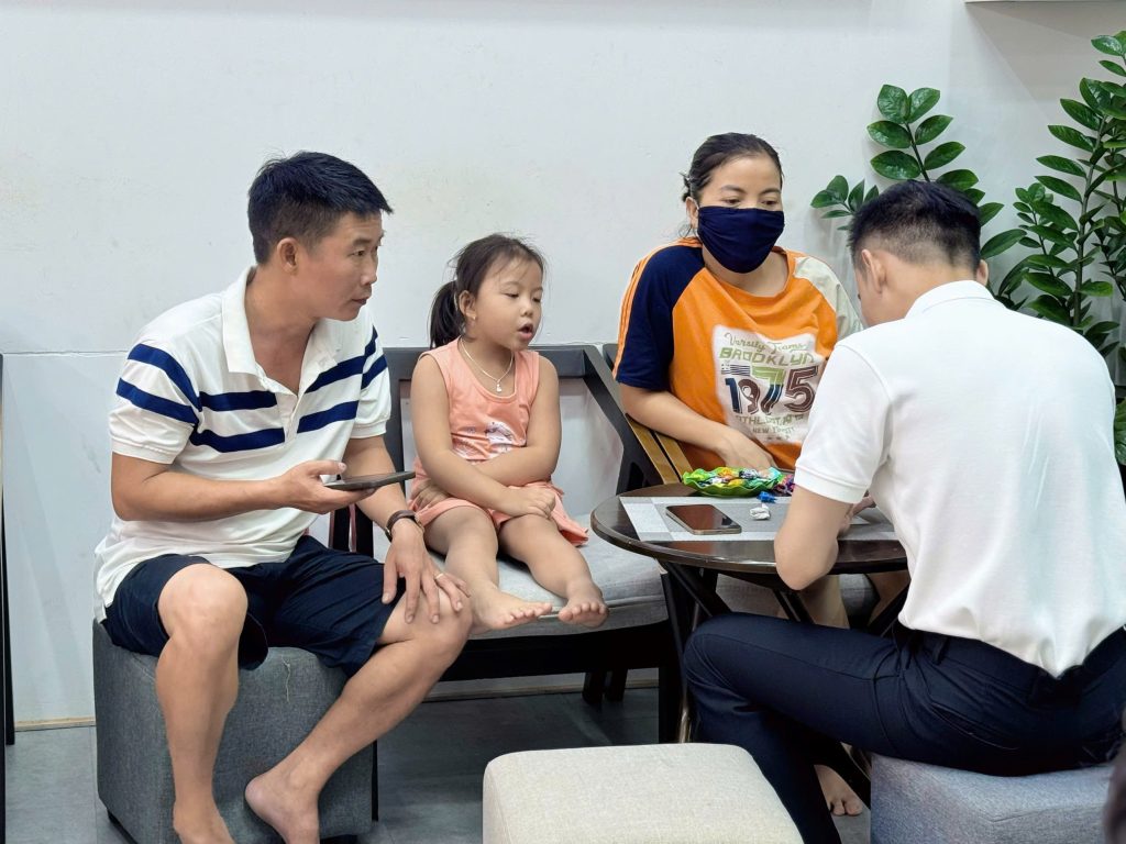 Gia đình khách hàng được tư vấn mua iPhone fullbox cũ tại Táo 247 Đà Nẵng
