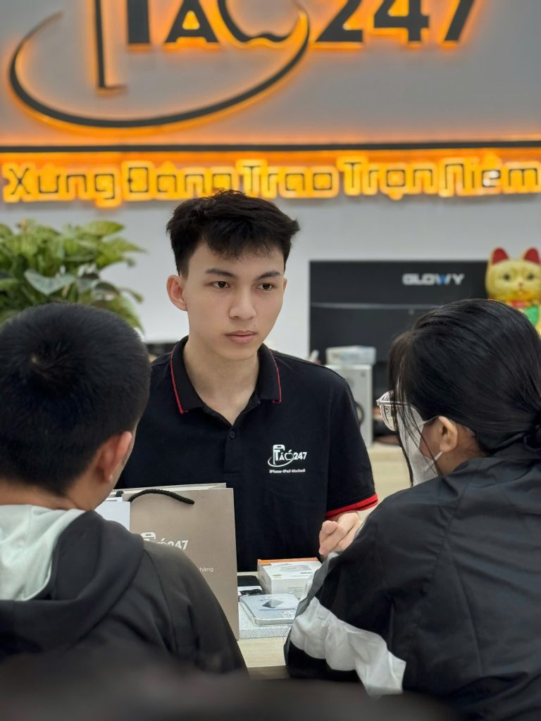 Nhân viên Táo 247 tư vấn iPhone fullbox cũ cho khách tại cửa hàng Đà Nẵng
