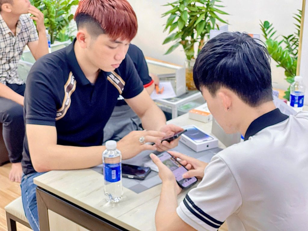 Khách hàng test iPhone fullbox cũ tại cửa hàng Táo 247 Đà Nẵng

