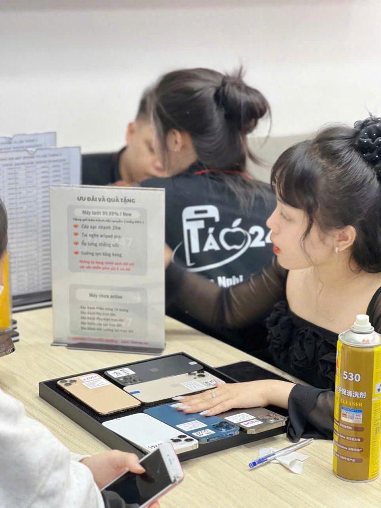 Khách hàng lựa chọn iPhone like new tại cửa hàng Táo 247 Đà Nẵng với chính sách bảo hành và quà tặng rõ ràng