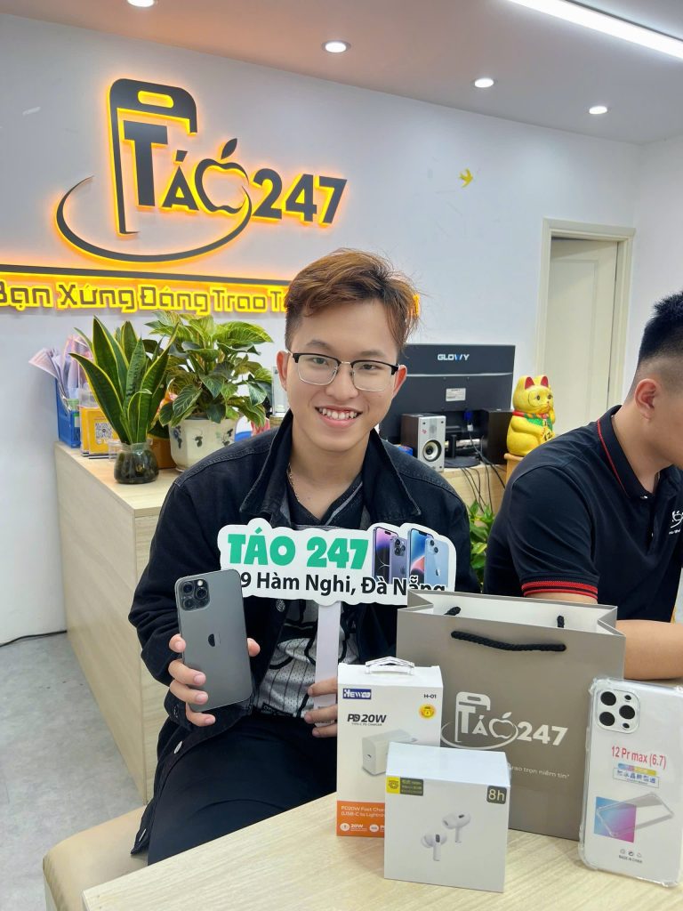 Khách hàng đánh giá 5 sao sau khi mua iPhone like new tại cửa hàng Táo 247 Đà Nẵng