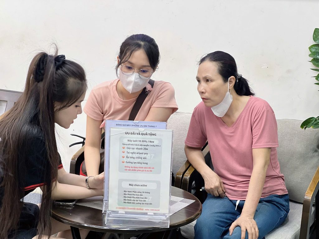 Nhân viên Táo 247 tư vấn mua iPhone 15 mới cho khách tại Đà Nẵng
