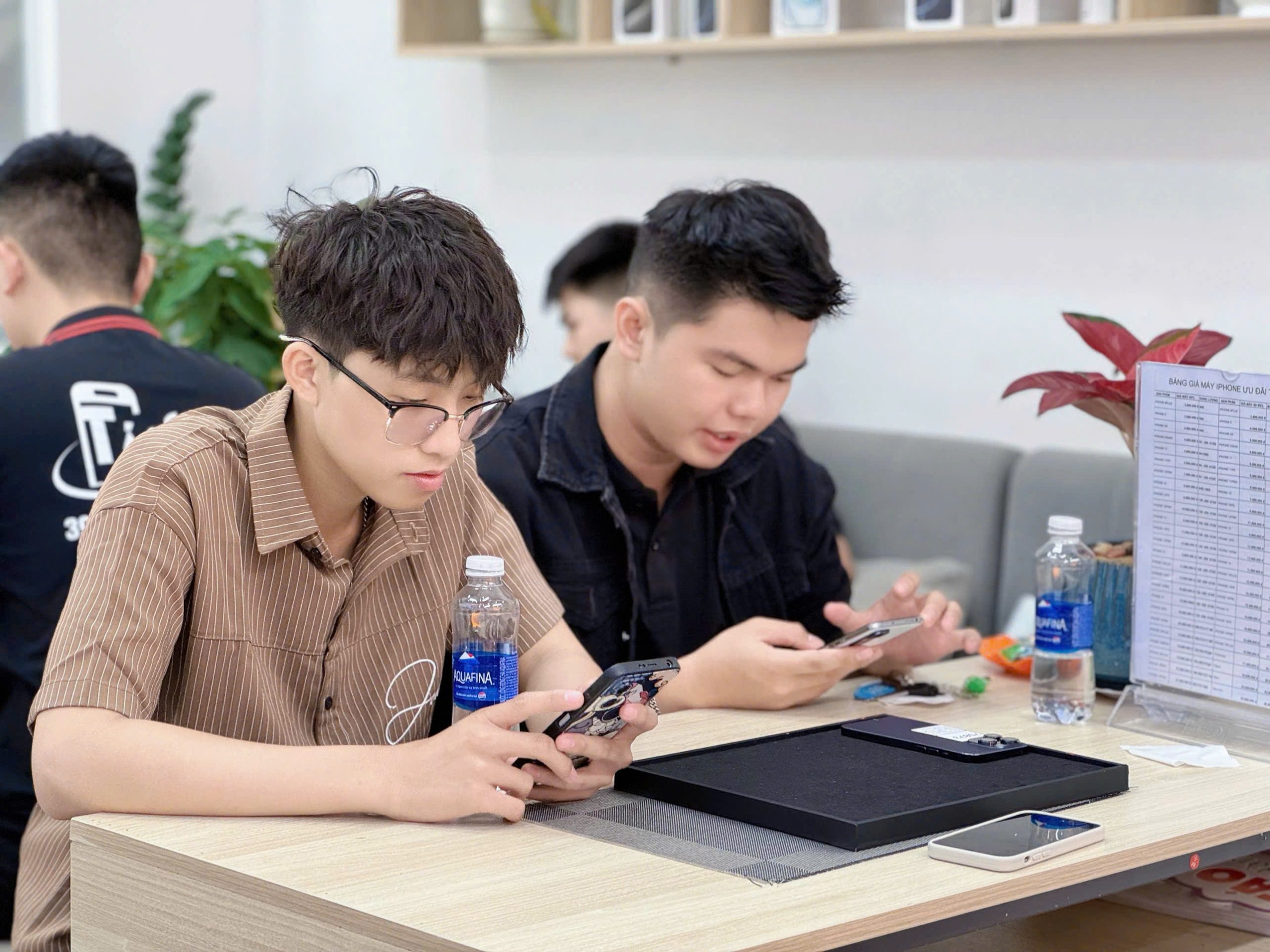 Khách hàng trải nghiệm iPhone trực tiếp tại cửa hàng Táo 247 Đà Nẵng