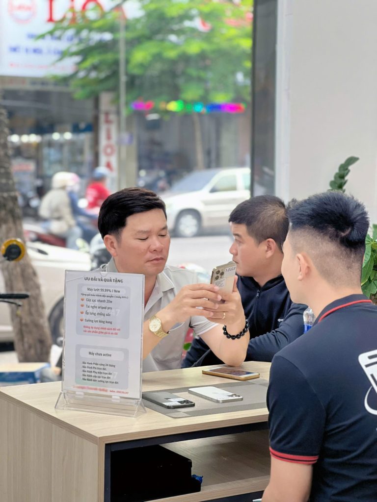 Khách hàng trải nghiệm iPhone tại cửa hàng Táo 247 Đà Nẵng với tư vấn chuyên nghiệp
