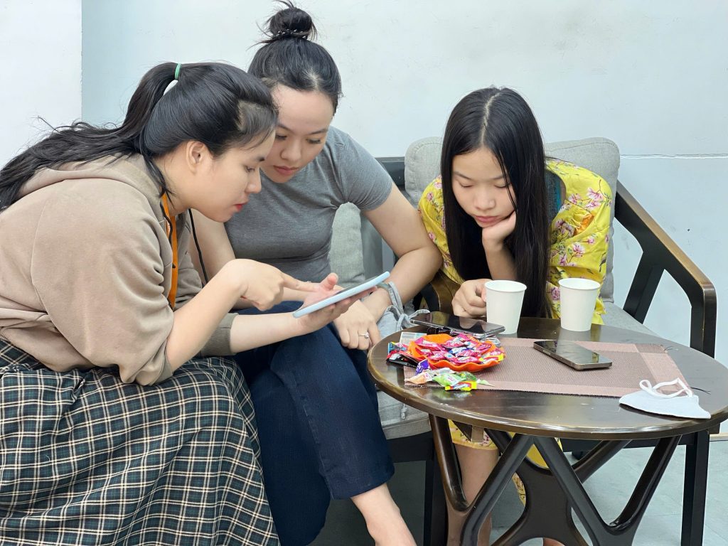 Khách hàng trải nghiệm iPhone 15 mới tại khu vực tiếp khách Táo 247 Đà Nẵng
