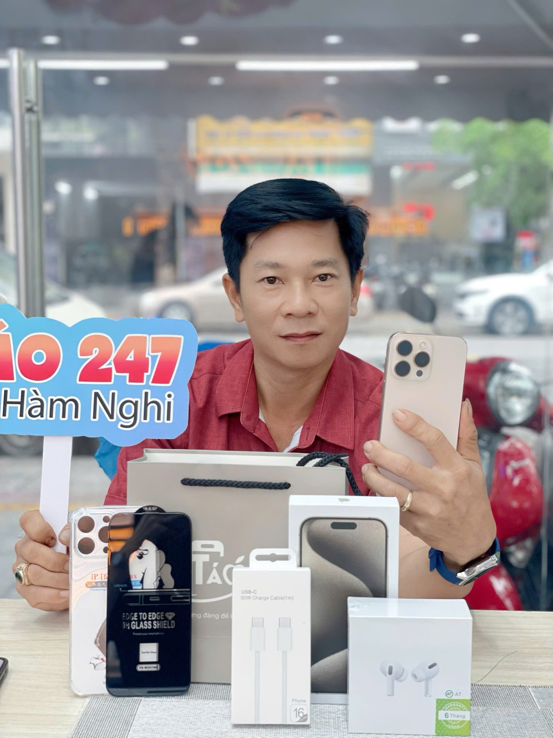 Khách hàng nhận iPhone mới chính hãng tại Táo 247 Đà Nẵng – hài lòng với chất lượng và dịch vụ