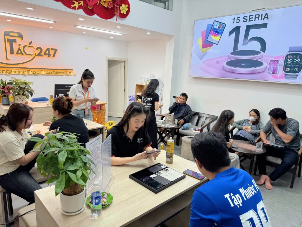 Không gian cửa hàng Táo 247 Đà Nẵng – đông khách, chuyên nghiệp, phục vụ tận tâm