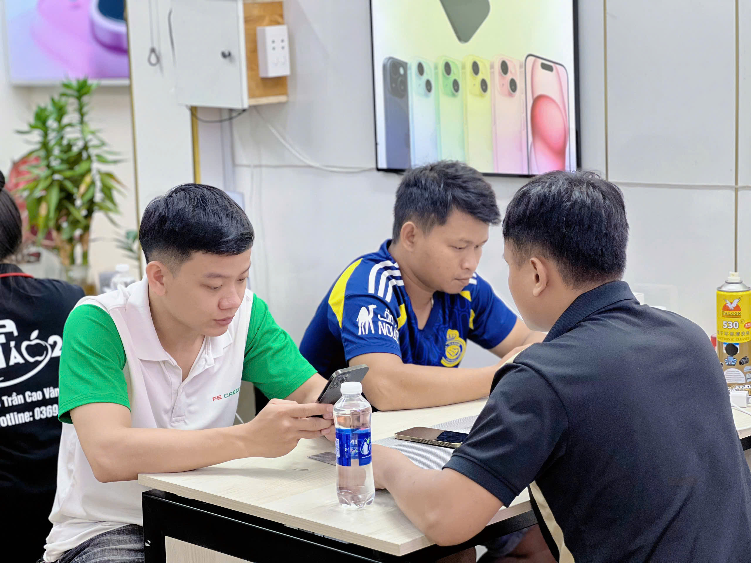 Khách hàng tư vấn mua iPhone tại Táo 247 Đà Nẵng - Dịch vụ trả góp 0% lãi suất