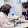 Khách hàng đang tìm hiểu về iPhone tại cửa hàng Táo 247 Đà Nẵng