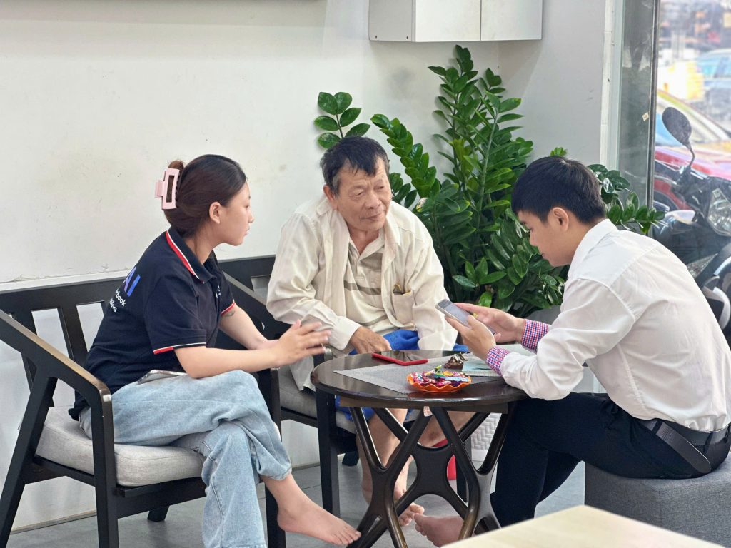 Khách hàng tư vấn và mua iPhone tại Táo 247 Đà Nẵng - Chính sách trả góp 0% lãi suất