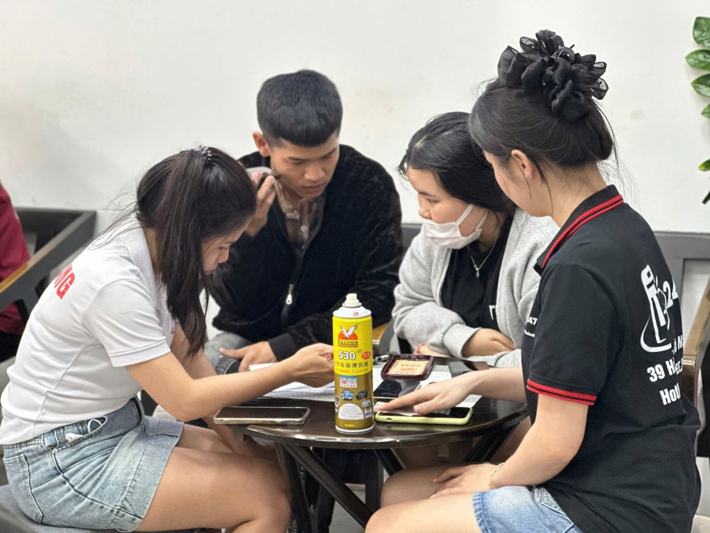 Khách hàng được tư vấn trả góp iPhone 0% tại cửa hàng Táo 247 Đà Nẵng