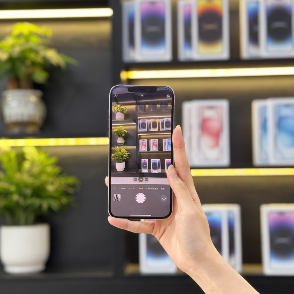 iPhone 12 cũ chụp ảnh rõ nét tại showroom Táo 247 Đà Nẵng