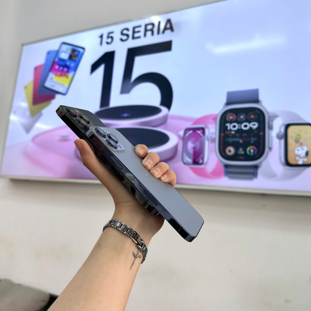 Khách hàng trải nghiệm iPhone 15 Pro cũ tại Táo 247 Đà Nẵng
