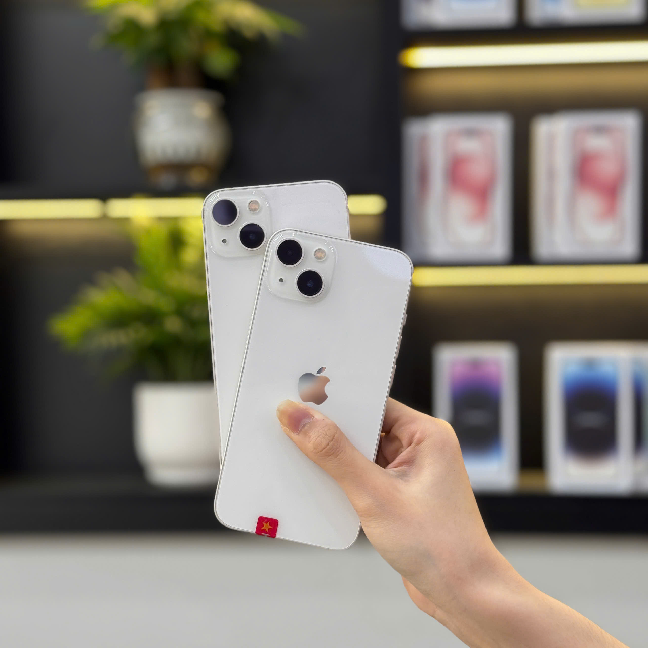 Hai chiếc iPhone 13 màu trắng chính hãng tại Táo 247 Đà Nẵng, cam kết hàng zin