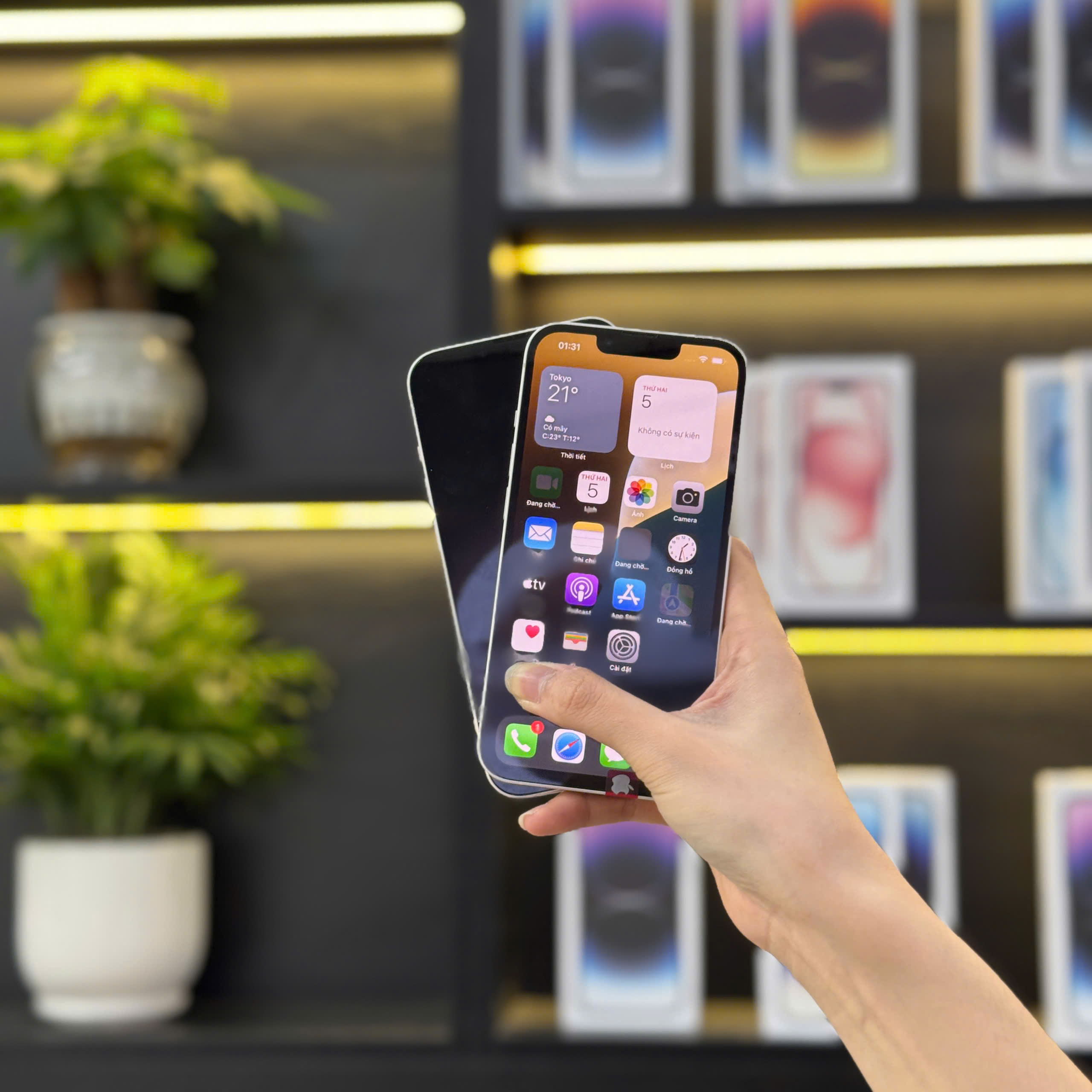 Màn hình iPhone 13 chính hãng tại Táo 247 Đà Nẵng hiển thị sắc nét, cảm ứng mượt