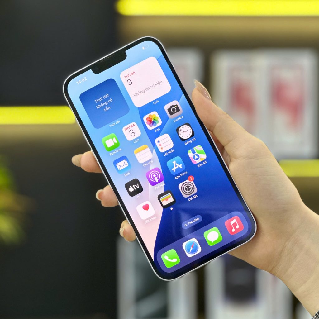 Cận cảnh iPhone 14 cũ chính hãng tại Đà Nẵng đang hoạt động mượt mà trên tay khách hàng