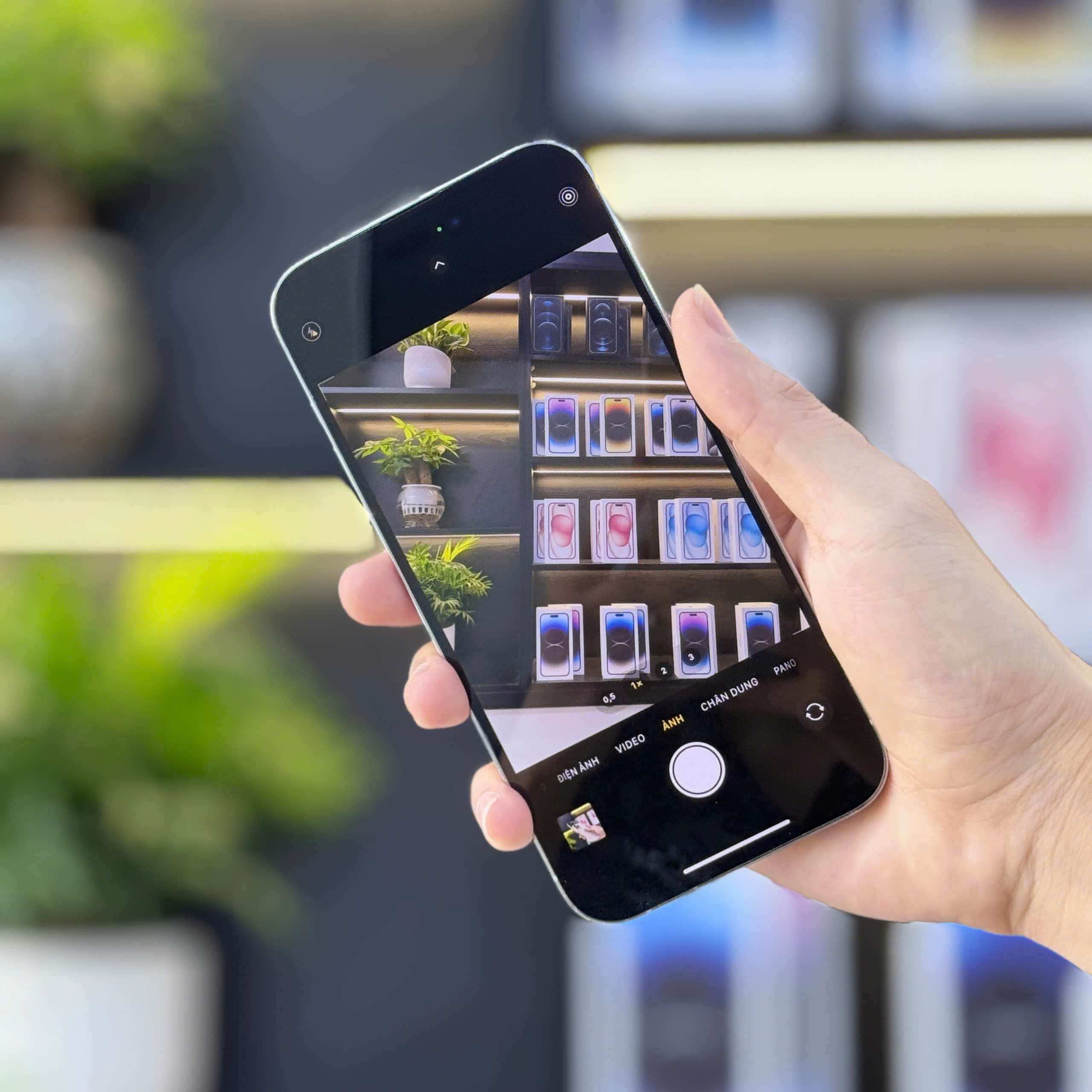 Trải nghiệm camera iPhone quay kệ trưng bày sản phẩm tại cửa hàng Táo 247 Đà Nẵng