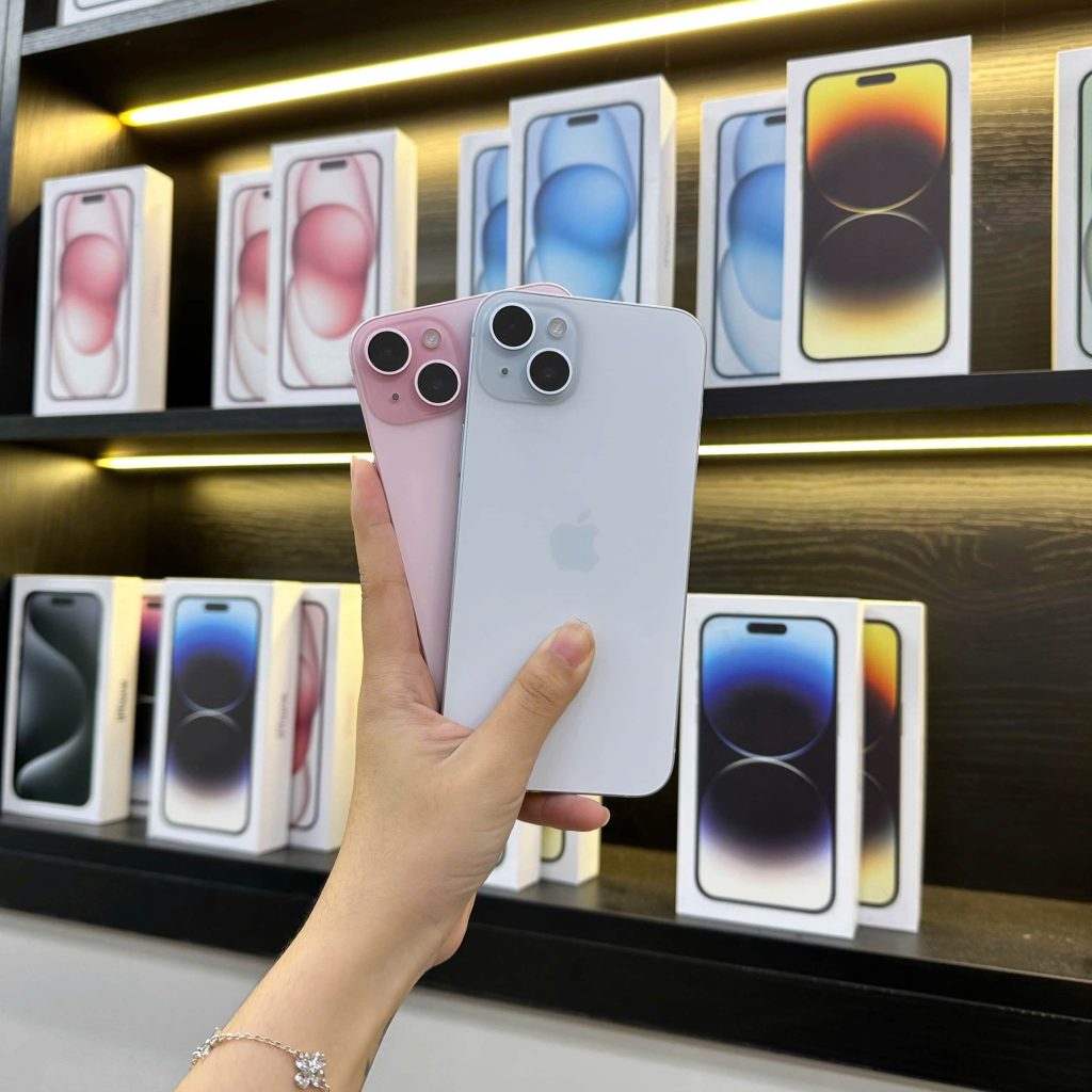 Khách hàng trải nghiệm iPhone 14 mới chính hãng tại cửa hàng Táo 247 Đà Nẵng