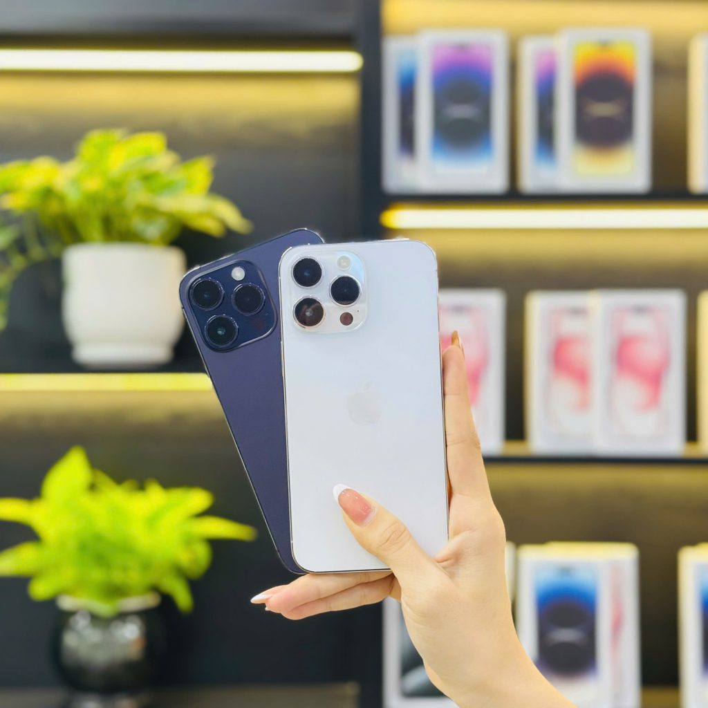 iPhone 14 Pro Max cũ 2 màu đen và trắng trên tay khách hàng tại Táo 247 Đà Nẵng