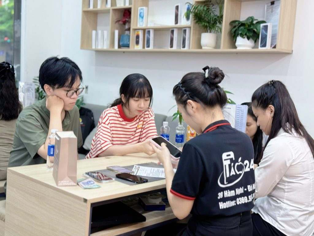 Khách hàng kiểm tra iPhone 15 cũ tại cửa hàng Táo 247 Đà Nẵng trước khi mua

