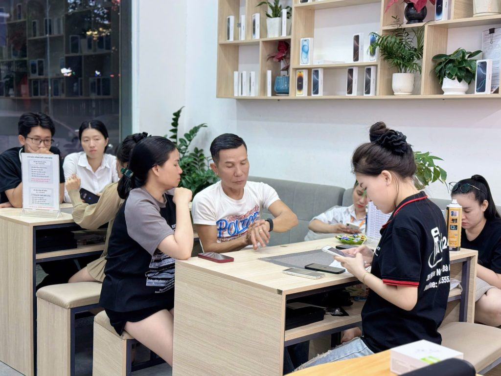 Khách hàng đến Táo 247 Đà Nẵng buổi tối để mua iPhone 15 cũ chính hãng, được tư vấn tận tâm