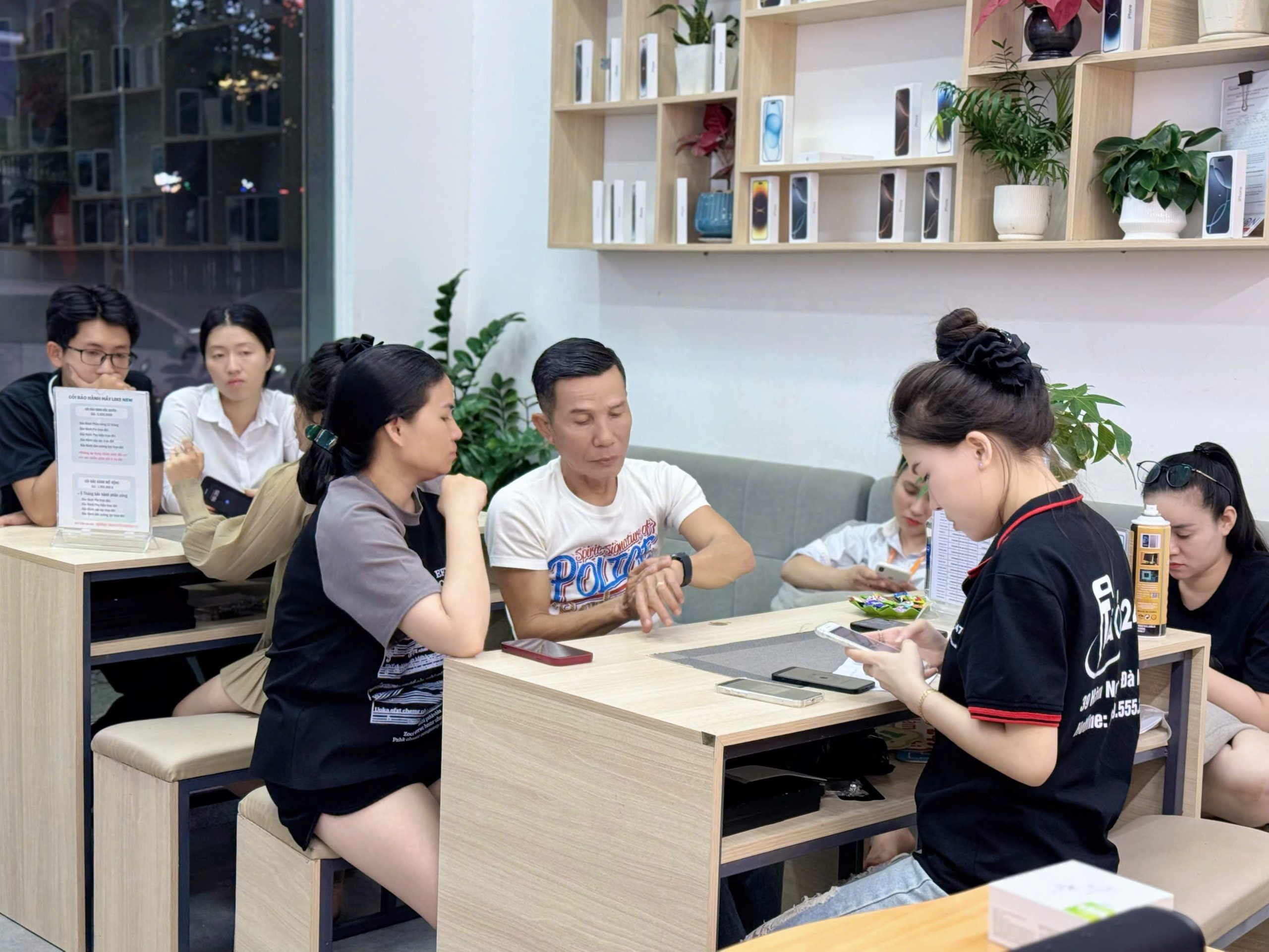 Khách hàng đến Táo 247 Đà Nẵng buổi tối để mua iPhone 15 cũ chính hãng, được tư vấn tận tâm