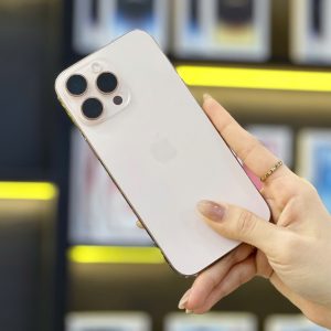 iPhone 16 Pro Max mới màu trắng chính hãng tại Đà Nẵng – Trải nghiệm thực tế tại Táo 247