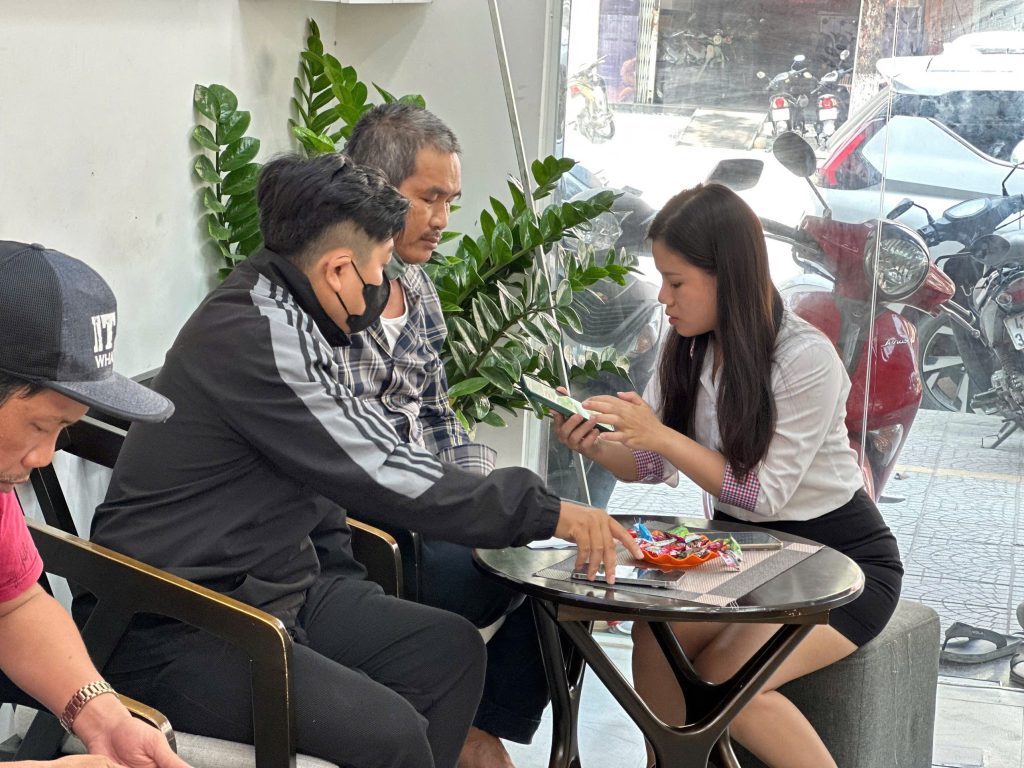 Nhân viên Táo 247 tư vấn iPhone 99% cũ cho khách hàng tại cửa hàng Đà Nẵng