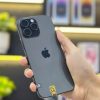 iPhone cũ Đà Nẵng chất lượng cao, khách hàng đang kiểm tra máy trước khi mua