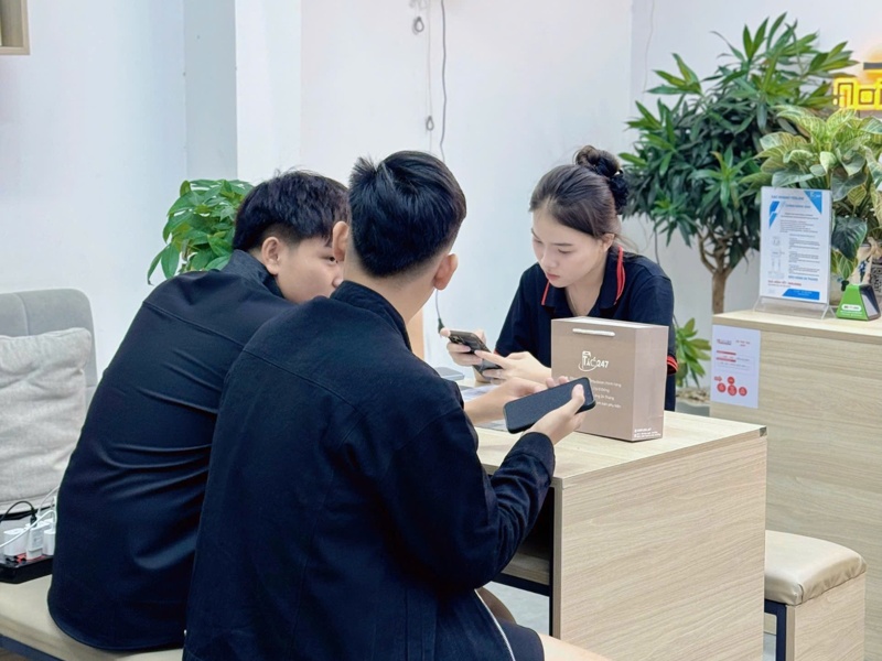 Khách hàng mua iPhone góp qua CMND/CCCD tại Đà Nẵng tại cửa hàng Táo247