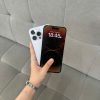 Khách hàng cầm iPhone cũ tại cửa hàng Táo 247 Đà Nẵng