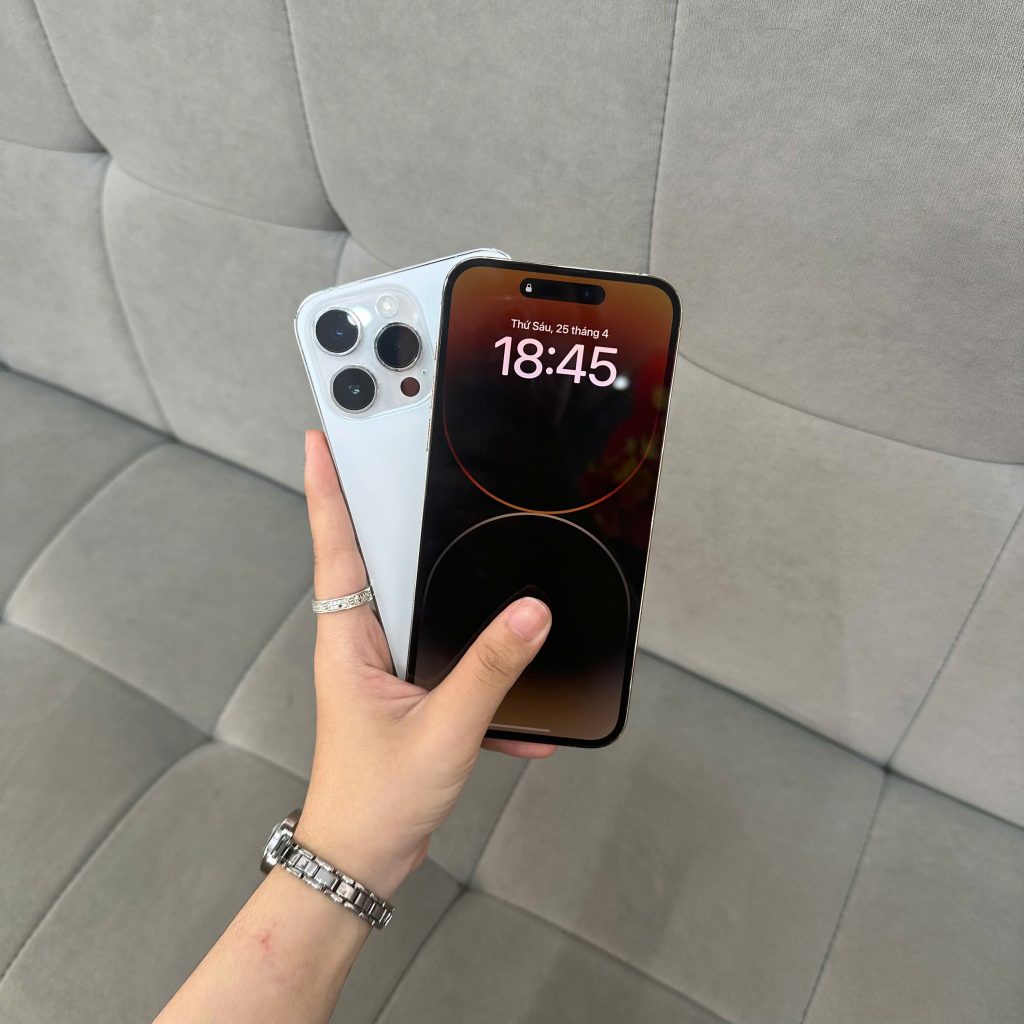 Khách hàng cầm iPhone cũ tại cửa hàng Táo 247 Đà Nẵng