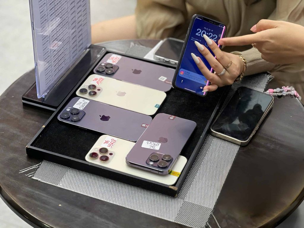Khách hàng kiểm tra iPhone cũ Đà Nẵng tại Táo 247 – Máy hoạt động ổn định, đầy đủ tính năng