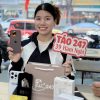 Khách hàng mua iPhone cũ tặng phụ kiện tại Táo 247 Đà Nẵng
