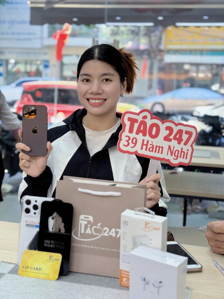 Khách hàng mua iPhone cũ tặng phụ kiện tại Táo 247 Đà Nẵng