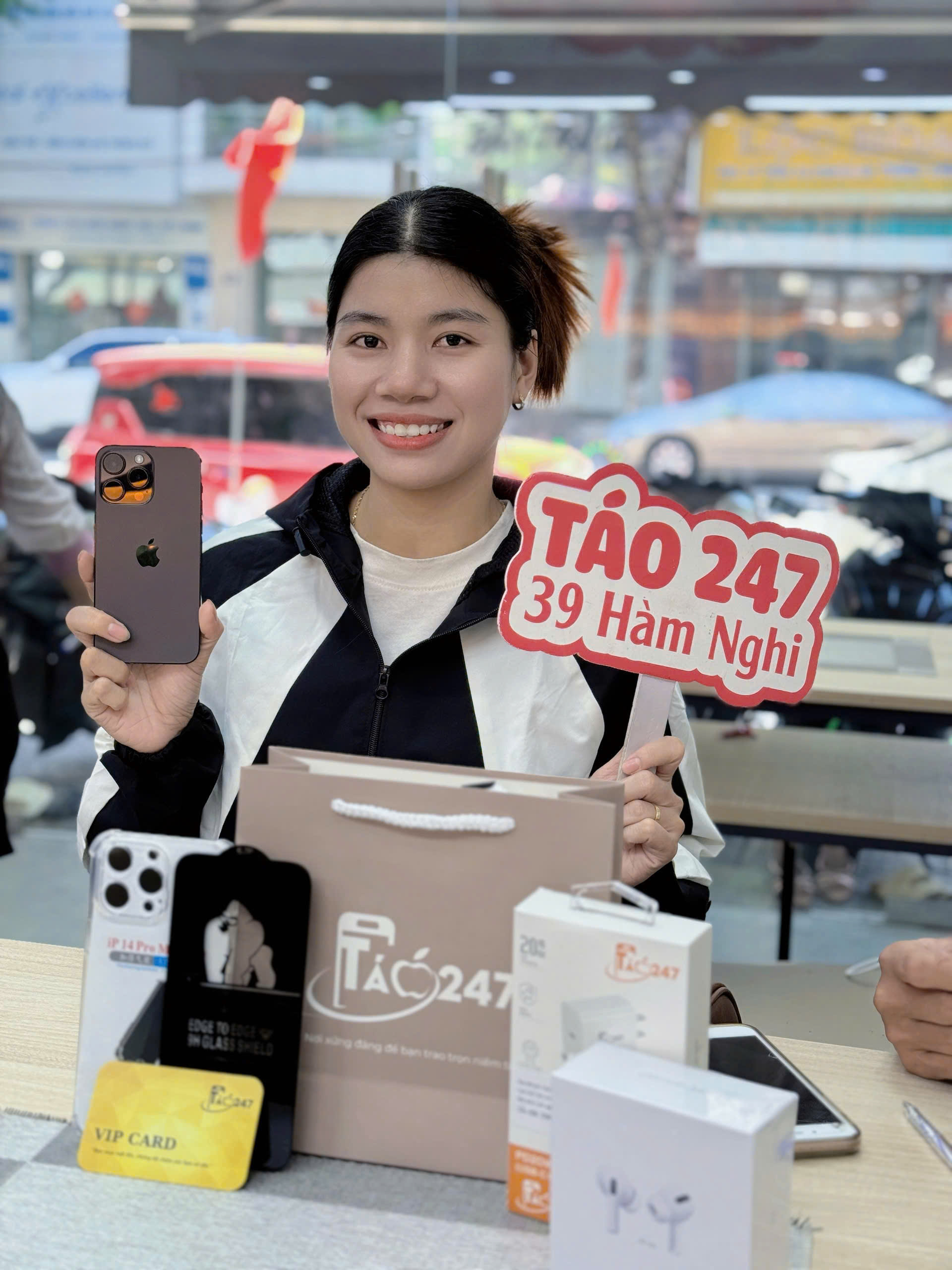 Khách hàng mua iPhone cũ tặng phụ kiện tại Táo 247 Đà Nẵng