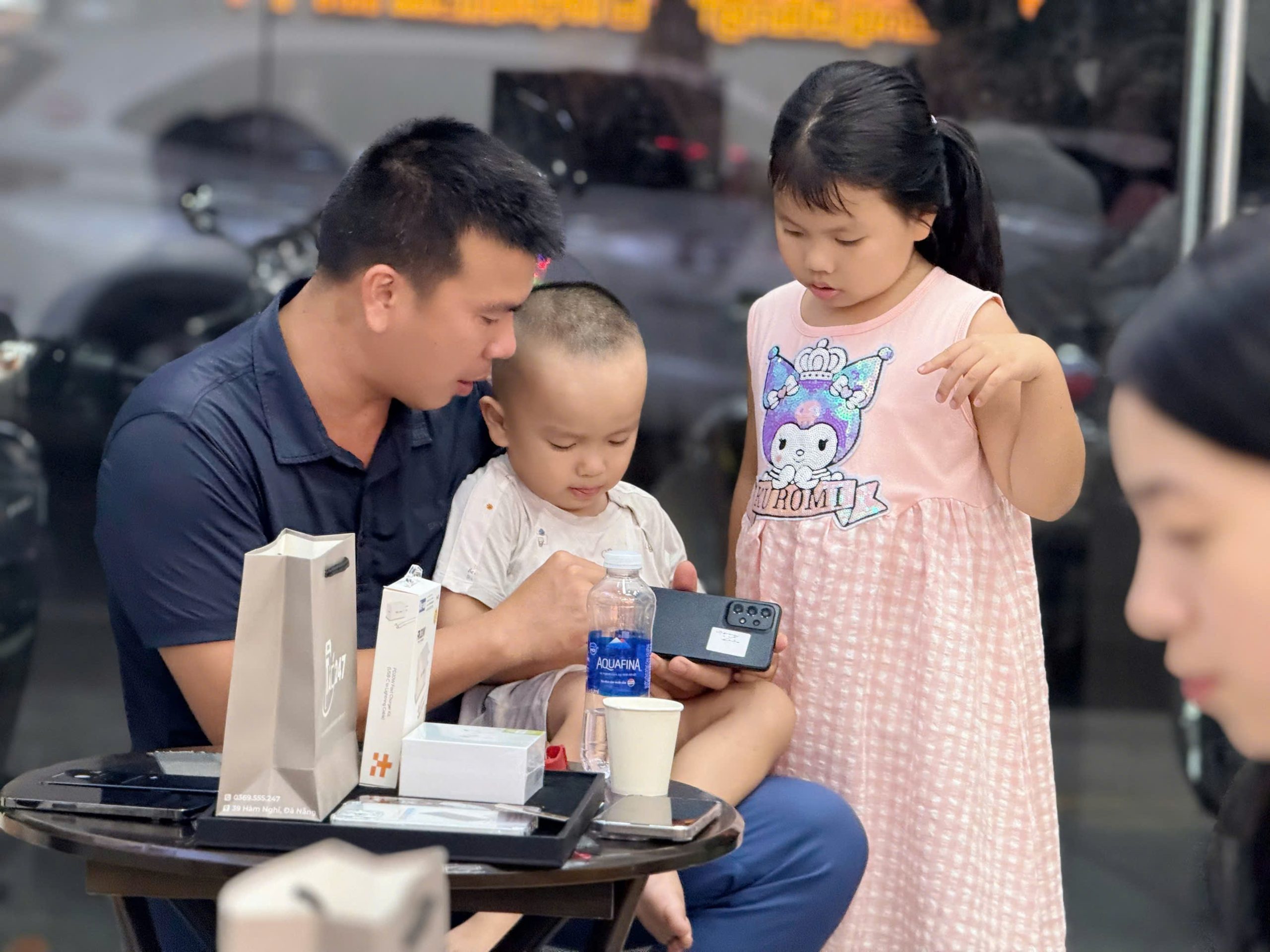 Khách hàng cùng gia đình trải nghiệm iPhone cũ tại Táo 247 Đà Nẵng – Không gian thân thiện, dịch vụ tận tâm