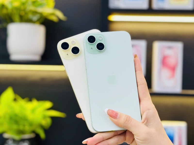Hai chiếc iPhone cũ màu pastel với camera kép rõ nét tại cửa hàng ở Đà Nẵng.